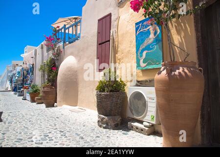 Santorini/Creta, Grecia - 07 luglio 2017: Antichi fiori autentici decorati in strada nell'isola di Santorini Foto Stock