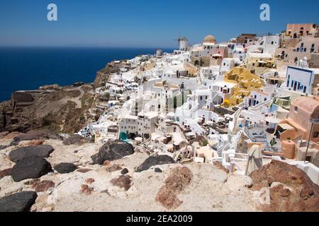 Santorini/Creta, Grecia - 07 luglio 2017: Isola Santorini. Belle case bianche contro un cielo blu e il mare Foto Stock