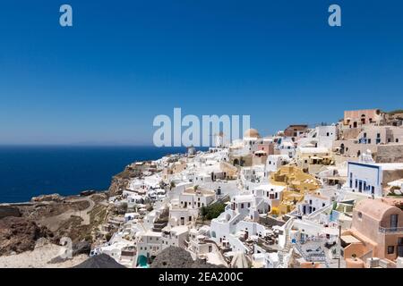 Santorini/Creta, Grecia - 07 luglio 2017: Isola Santorini. Belle case bianche contro un cielo blu e il mare Foto Stock