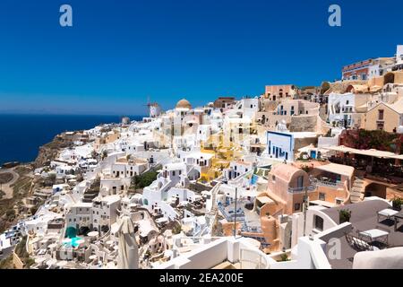 Santorini/Creta, Grecia - 07 luglio 2017: Isola Santorini. Belle case bianche contro un cielo blu e il mare Foto Stock