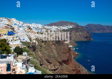 Santorini/Creta, Grecia - 07 luglio 2017: Isola Santorini. Belle case bianche contro un cielo blu e il mare Foto Stock