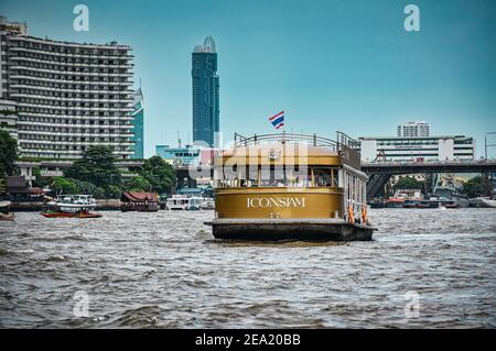 Bangkok, Thailandia 08.20.2019 Iconiam barca navetta verso il complesso commerciale Iconiam sul fiume Chao Phraya Foto Stock