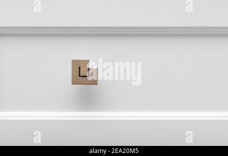 Manico decorativo su una cassettiera bianca Foto Stock
