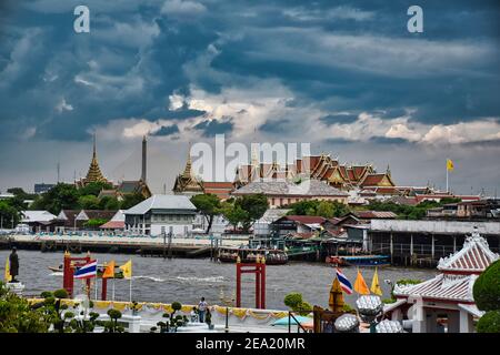 Bangkok, Thailandia 08.20.2019 Vista panoramica dei bellissimi tetti tradizionali tailandesi del Grand Palace da Wat Arun Foto Stock