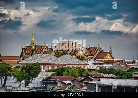 Bangkok, Thailandia 08.20.2019 Vista panoramica dei bellissimi tetti tradizionali tailandesi del Grand Palace da Wat Arun Foto Stock