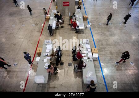 Madrid, Spagna. 07 febbraio 2021. Ecuadoriani in attesa del loro turno di voto. Circa 68,000 ecuadoriani sono chiamati a votare a Madrid nelle elezioni presidenziali e legislative, in base a severe misure di biosicurezza a causa della pandemia del covid-19. Più di 179,000 persone provenienti dall'Ecuador possono votare oggi in Spagna. Credit: Marcos del Mazo/Alamy Live News Foto Stock