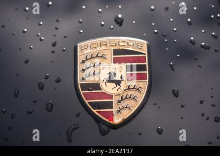 Stoccarda, germania, 24 gennaio 2021, il logo porsche sul cofano dopo una pioggia. Foto Stock