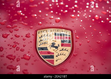 Stoccarda, germania, 24 gennaio 2021, il logo porsche sul cofano dopo una pioggia. Foto Stock