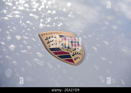 Stoccarda, germania, 24 gennaio 2021, il logo porsche sul cofano dopo una pioggia. Foto Stock