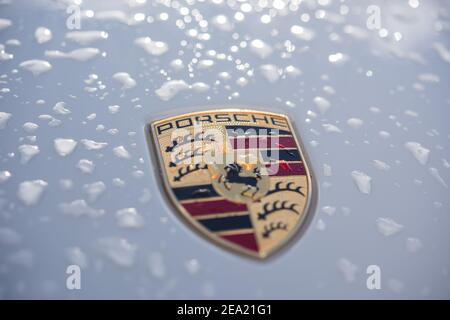 Stoccarda, germania, 24 gennaio 2021, il logo porsche sul cofano dopo una pioggia. Foto Stock