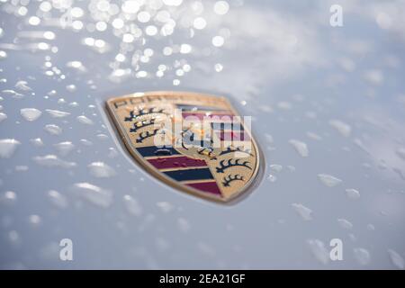 Stoccarda, germania, 24 gennaio 2021, il logo porsche sul cofano dopo una pioggia. Foto Stock