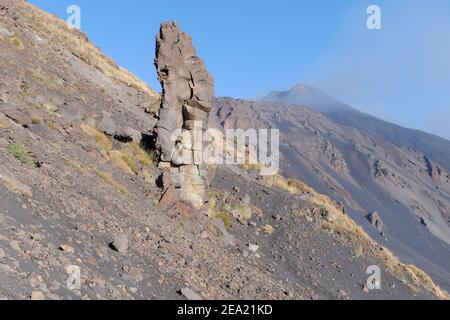 Formazione rocciosa e attivo Cratere Sud-Est del Vulcano Etna, Sicilia Foto Stock