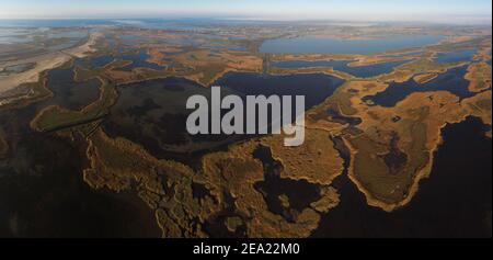 Laghi salati, vista aerea sul delta del Rodano, Camargue, Provenza, Francia Foto Stock