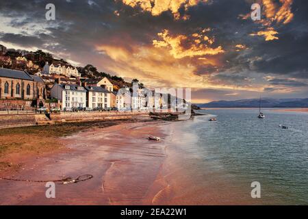 Una vista lungo la pittoresca costa di Aberdyfi, un piccolo villaggio nel Galles del Nord, Regno Unito proprio come il sole sta cominciando a tramontare Foto Stock