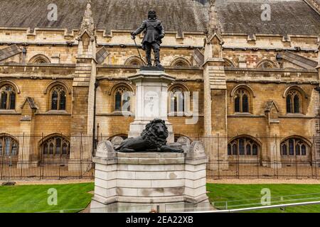 Statua di Oliver Cromwell di fronte alla Casa dei Comuni, Palazzo di Westminster, Westminster, Londra, Gran Bretagna Foto Stock