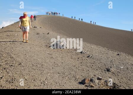 PARCO NAZIONALE DELL'ETNA, SICILIA, ITALIA - OTTOBRE 18: Fila di turisti che camminano sul bordo di un cratere ad un'altitudine di 2900 m., al confine con la zona di Foto Stock