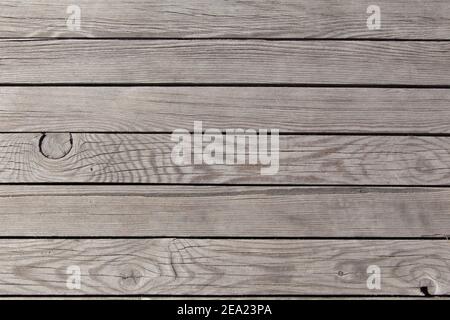 Primo piano vecchio pavimento in legno non verniciato. Vecchie tavole in legno orizzontali Foto Stock