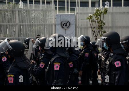 Thailandia. 7 Feb 2021. La polizia tailandese si è mossa per disperdere i manifestanti al di fuori dell'edificio delle Nazioni Unite ESCAP durante una protesta contro il colpo di stato militare del Myanmar, a Bangkok, Thailandia, domenica 7 febbraio 2021, a Bangkok, Thailandia. Credit: Andre Malerba/ZUMA Wire/Alamy Live News Foto Stock