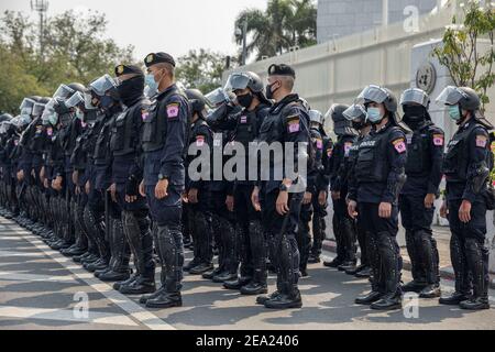 Thailandia. 7 Feb 2021. La polizia tailandese si è mossa per disperdere i manifestanti al di fuori dell'edificio delle Nazioni Unite ESCAP durante una protesta contro il colpo di stato militare del Myanmar, a Bangkok, Thailandia, domenica 7 febbraio 2021, a Bangkok, Thailandia. Credit: Andre Malerba/ZUMA Wire/Alamy Live News Foto Stock