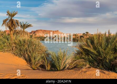 La riva di Ounianga kebir parte del Unesco vista Ounianga laghi, nord Ciad, Africa Foto Stock