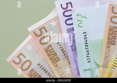 Le banconote in euro in primo piano di diverse denominazioni giacciono su uno sfondo bianco. Macro Foto Stock