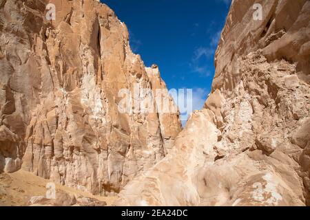 Canyon bianco nel villaggio di Dahab in Egitto in una giornata di sole in estate. Belle rocce gialle da vicino su uno sfondo di cielo blu Foto Stock