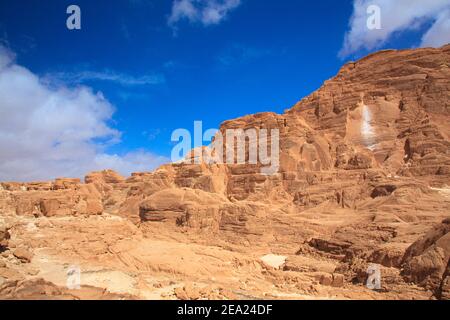 Canyon bianco nel villaggio di Dahab in Egitto in una giornata di sole in estate. Belle rocce gialle da vicino su uno sfondo di cielo blu Foto Stock