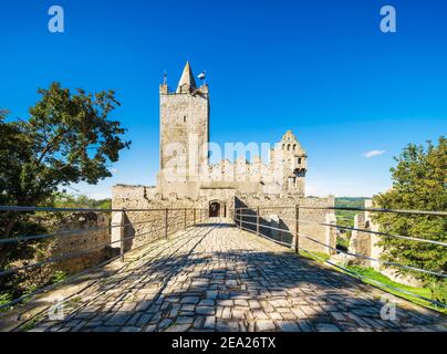 Rovine del castello di Rudelsburg nella valle di Saale vicino a Bad Koesen, Naumburg, Sassonia-Anhalt, Germania Foto Stock