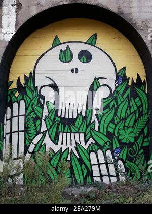 Il mostro mangia vegetazione verde, ammonendo contro la distruzione ambientale, murale simbolico dell'artista di streetart Mexer, Max Fiedler, Duesseldorf, North Foto Stock