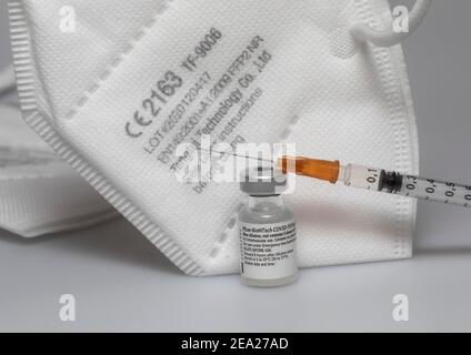 Maschere FFP2, maschere protettive Corona, fiale per vaccini di Pfizer-BioNTech, Pfizer, BIONTECH, contro Covid 19, siringa Foto Stock