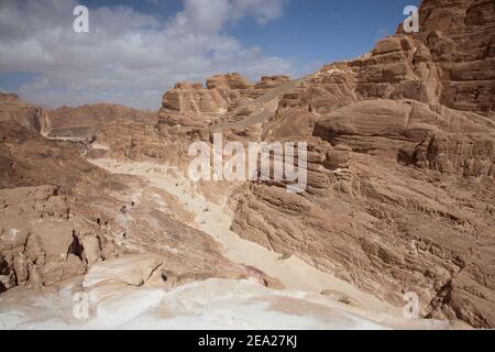 Canyon bianco nel villaggio di Dahab in Egitto in una giornata di sole in estate. Belle rocce gialle da vicino su uno sfondo di cielo blu Foto Stock