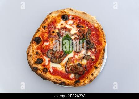 Pizza parmigiana italiana servita in pizzeria a Roma, Lazio, Italia Foto Stock