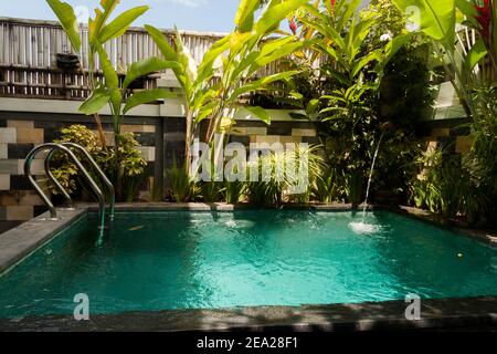 Una piscina di una villa a Ubud, Bali Foto Stock