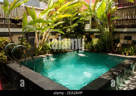 Una piccola piscina di una villa a Ubud, luogo perfetto per una vacanza rilassante a Bali Foto Stock