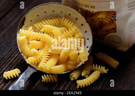Tagliatelle a spirale in mestolo a setaccio, Fusilli, non cotti Foto Stock