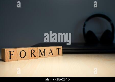 il formato della parola è costituito da cubi di legno quadrati con lettere . Primo piano Foto Stock