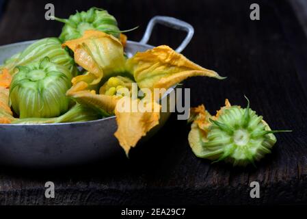 Fiori di zucchine in conchiglia (Cucurbita pepo) var. Giromontiina, fiori di zucchine, fiori di zucchine Foto Stock