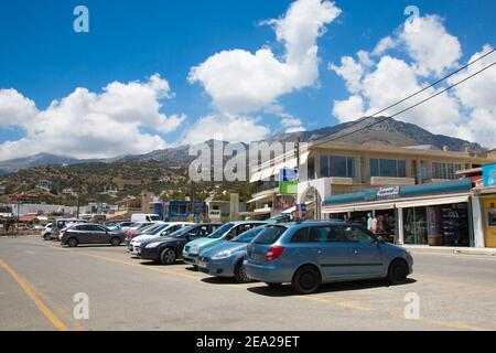 CRETA, GRECIA : strada principale nel villaggio di Plakias, sulla costa meridionale dell'isola greca di Creta. Foto Stock