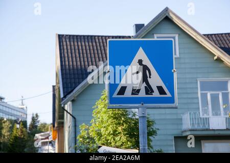 TROMSO, NORVEGIA - LUGLIO 27 2012: Divertente segno pedonale nella città settentrionale della Norvegia a Troms da vicino Foto Stock