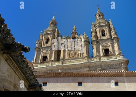 Chiesa la Clerica (Iglesia de la Clerica) e cortile della Casa de la Concha (casa di conchiglia) , Universidad Pontificia Salamanca, Real Colegio Foto Stock