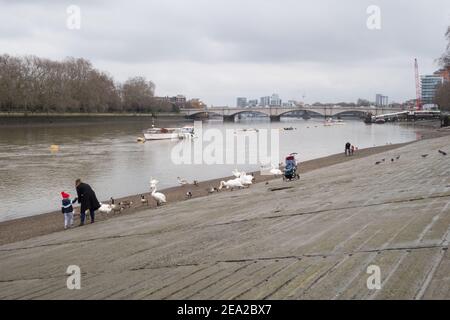 Una madre e un bambino sullo scivolo Putney accanto al Tamigi a Londra, Regno Unito Foto Stock