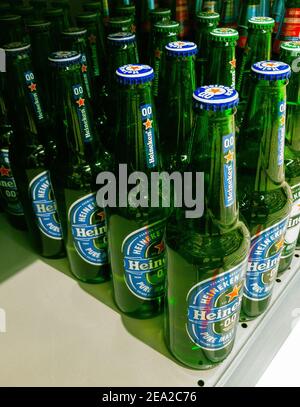 2021: Heineken imbottigliò birra non alcolica in piedi nella mensola del supermercato Foto Stock