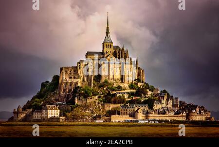 Isola di Mont San-Michel e Abbazia sulla Bretagna / Normandia, costa della Francia. In un pomeriggio nuvoloso con bassa marea. Sito patrimonio dell'umanità dell'UNESCO. Foto Stock