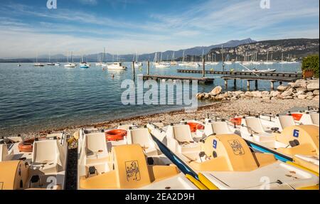 Bardolin sul lago di Garda nel nord Italia. Barche nel vecchio porto. Bardolino, provincia di Verona, Italia - 29 ottobre 2020 Foto Stock