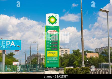 Scudo di rifornimento BP con prezzi del gas. MOSCA, RUSSIA: Giugno 24 2020. Via Sevastopol Avenue Foto Stock