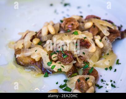Specialità come 'sarde in saor', piatto tipico veneziano. Dolce tradizionale con sardine, pinoli e sultanina - Italia - Europa Foto Stock