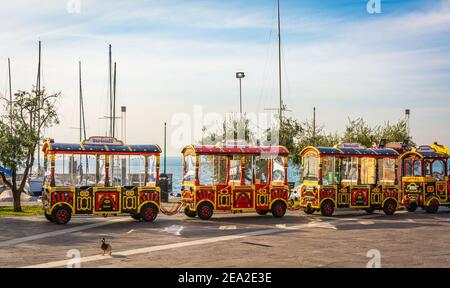 Il piccolo treno della città di Bardolno. Questo colorato trenino porta i turisti in un tour panoramico di Bardolino, uno dei più affascinanti locali Foto Stock