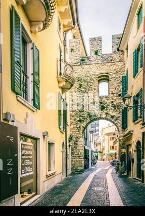 Bardolino sul lago di Garda. Strada del famoso pittoresco villaggio. La città è una meta turistica molto apprezzata. Bardolino, provincia di Verona, Italia Foto Stock