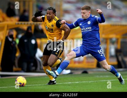 Harvey Barnes (a destra) di Leicester City e Adama Traore di Wolverhampton Wanderers combattono per la palla durante la partita della Premier League al Molineux, Wolverhampton. Data immagine: Domenica 7 febbraio 2021. Foto Stock