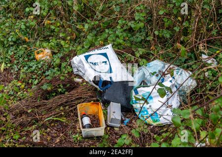 Bantry, West Cork, Irlanda. 7 Feb 2021. Il flagello del blocco di Coronavirus continua a West Cork. Vari casi di discarica di rifiuti sono stati trovati dentro e intorno Bantry - questo sull'hotel del West Lodge alla strada dell'ospedale. Credit: AG News/Alamy Live News Foto Stock